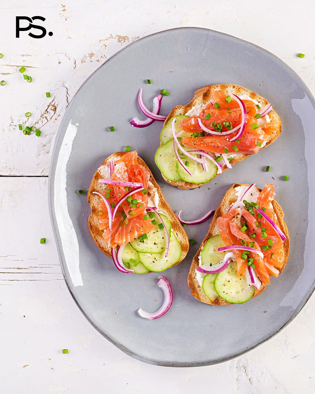 Toast mit Lachs und Gurke