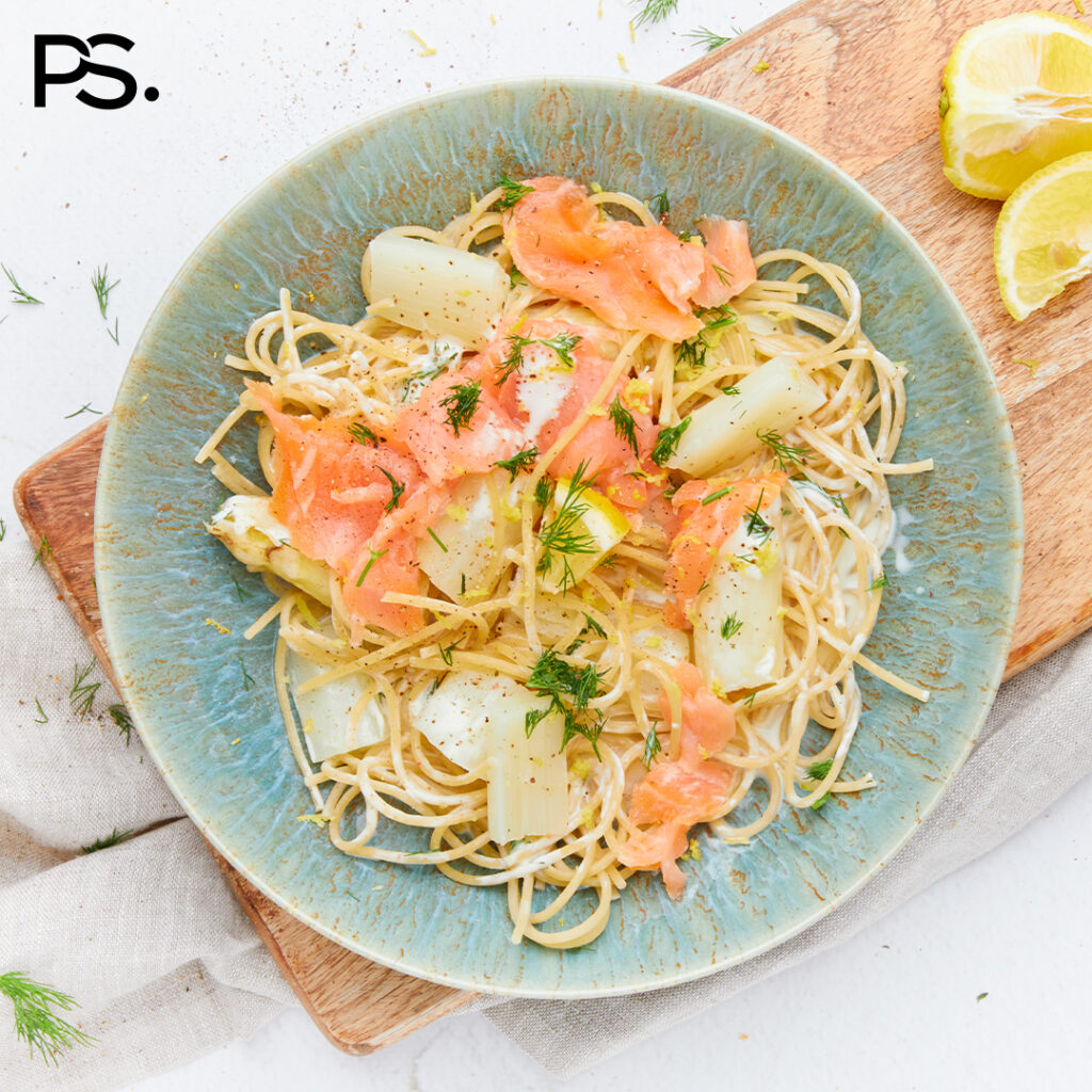 Spaghetti mit weißem Spargel und geräuchertem Lachs