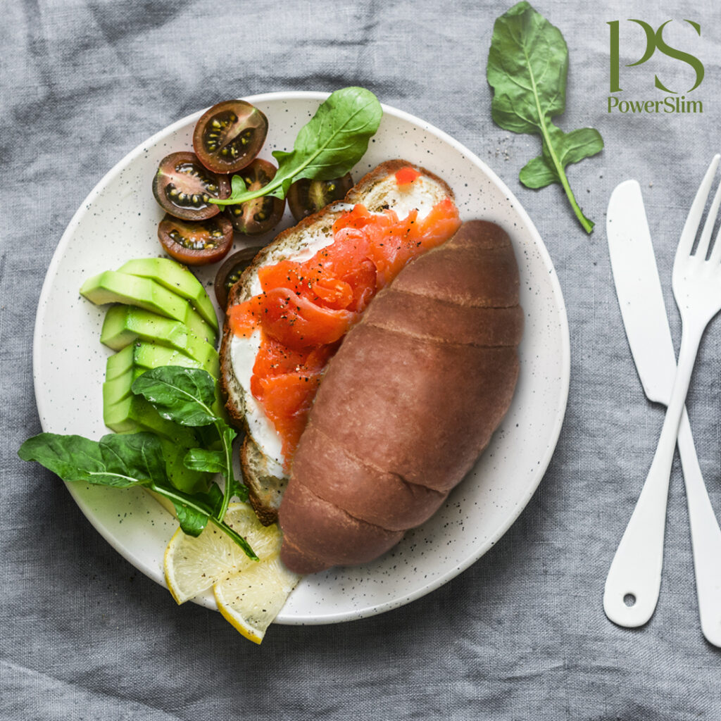 Croissant mit Frischkäse und geräuchertem Lachs