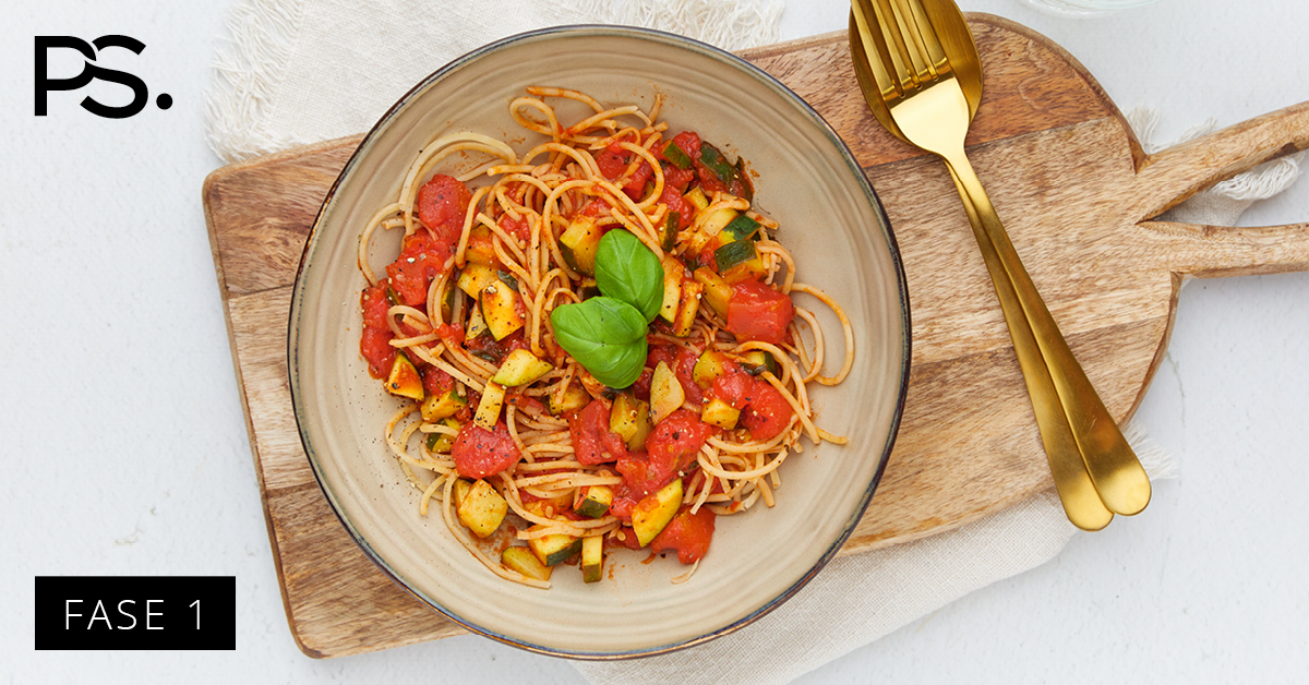 Vegetarische Spaghetti mit Tomate und Zucchini