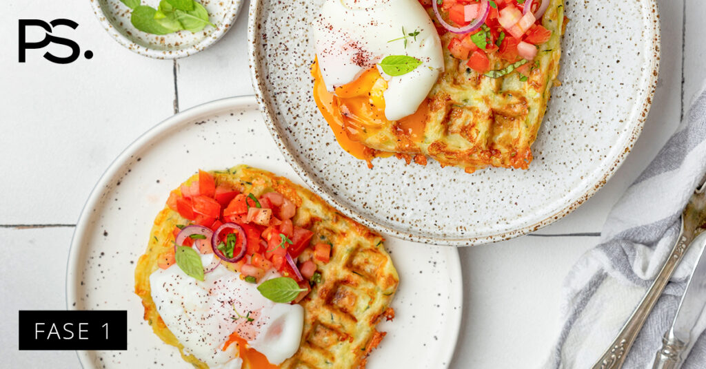Herzhafte Waffel mit Ei und Tomatensalsa