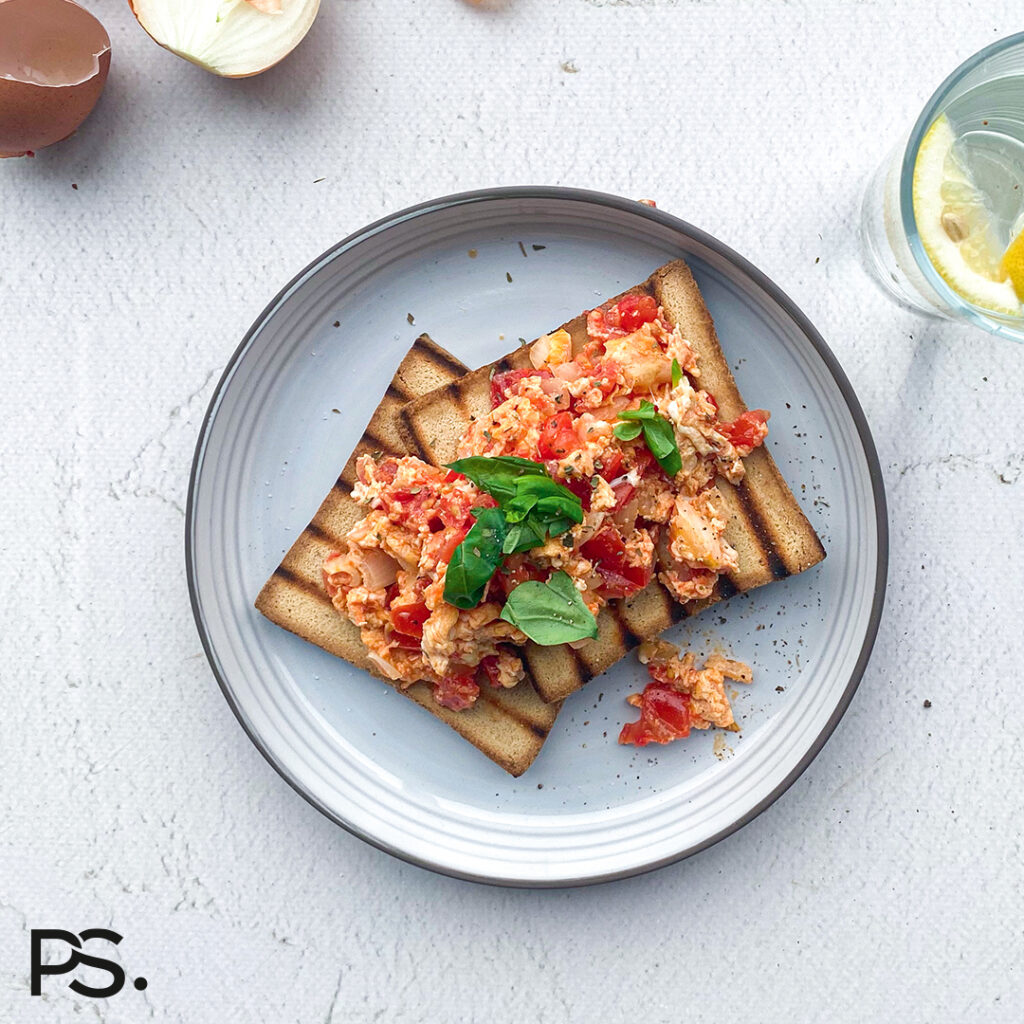 Geröstetes Brot mit Rührei und Tomate