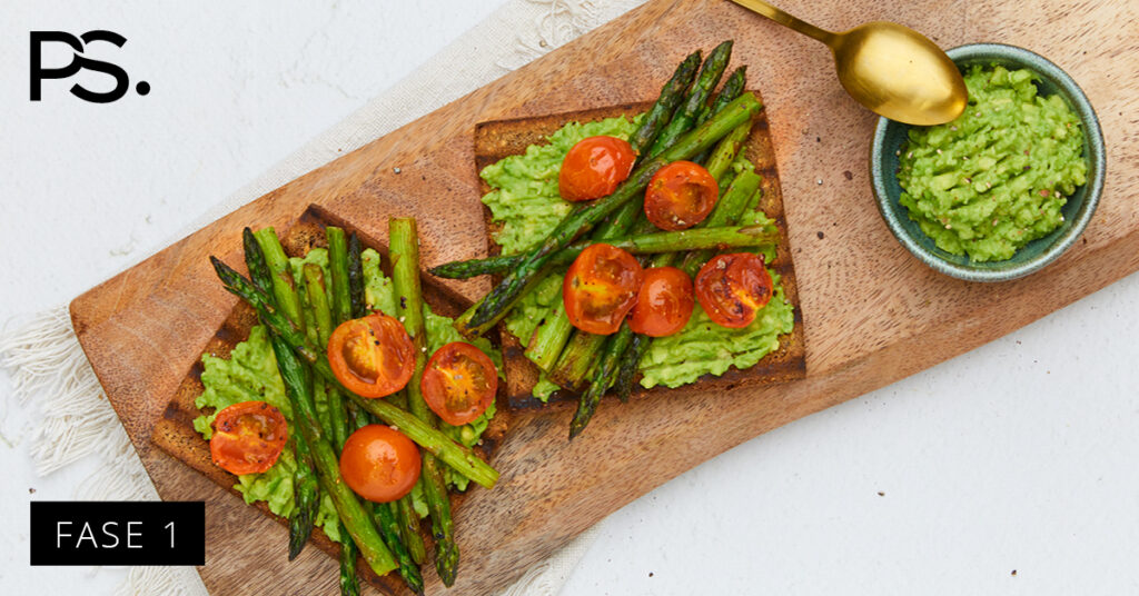 Toast mit Avocadocreme und gegrilltem Gemüse