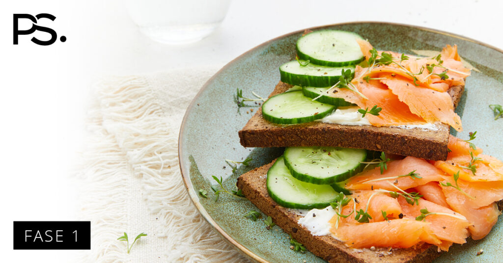 Sesam-Leinsaatbrot mit geräuchertem Lachs und Gurke