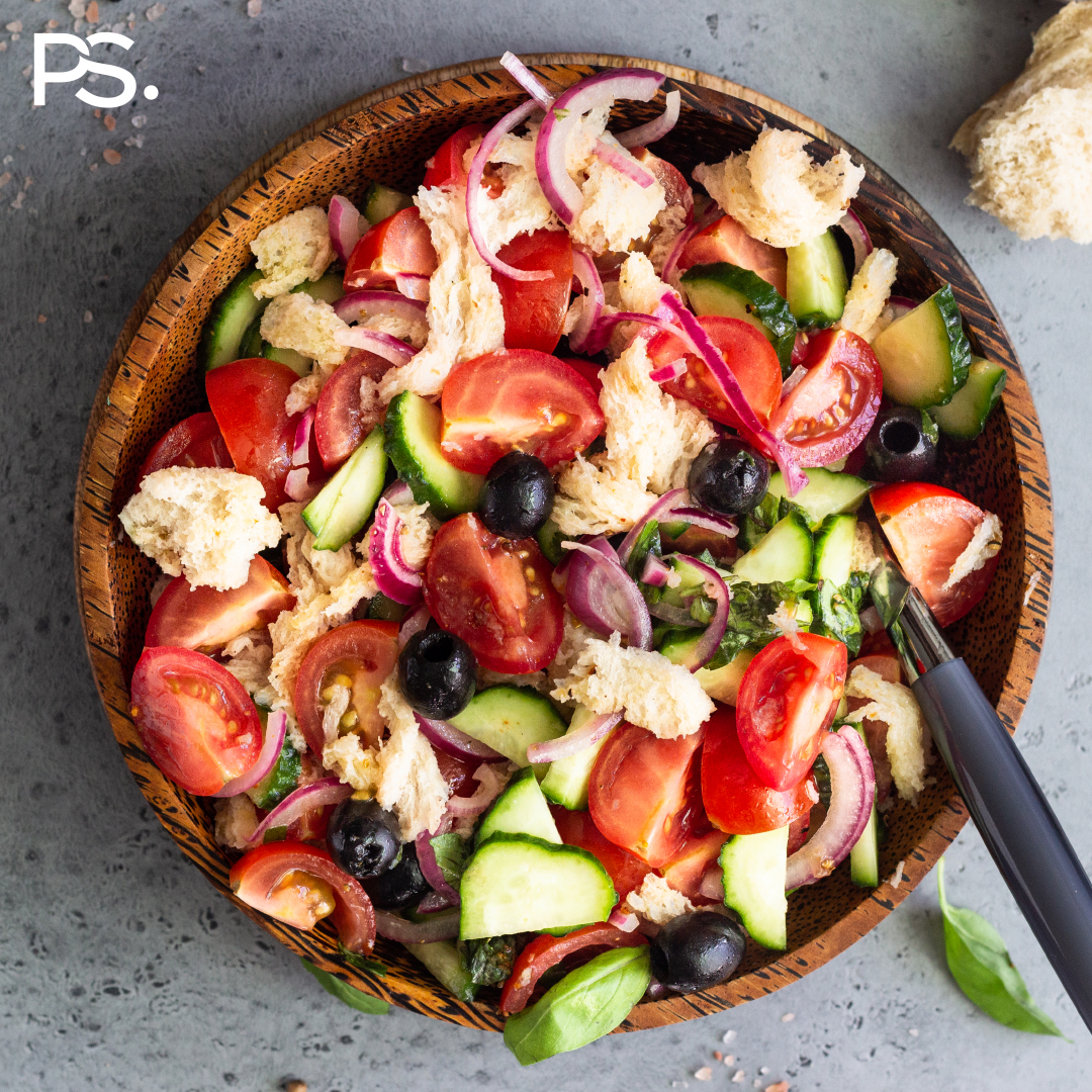 Panzanella mit schwarzen Oliven und Thunfisch