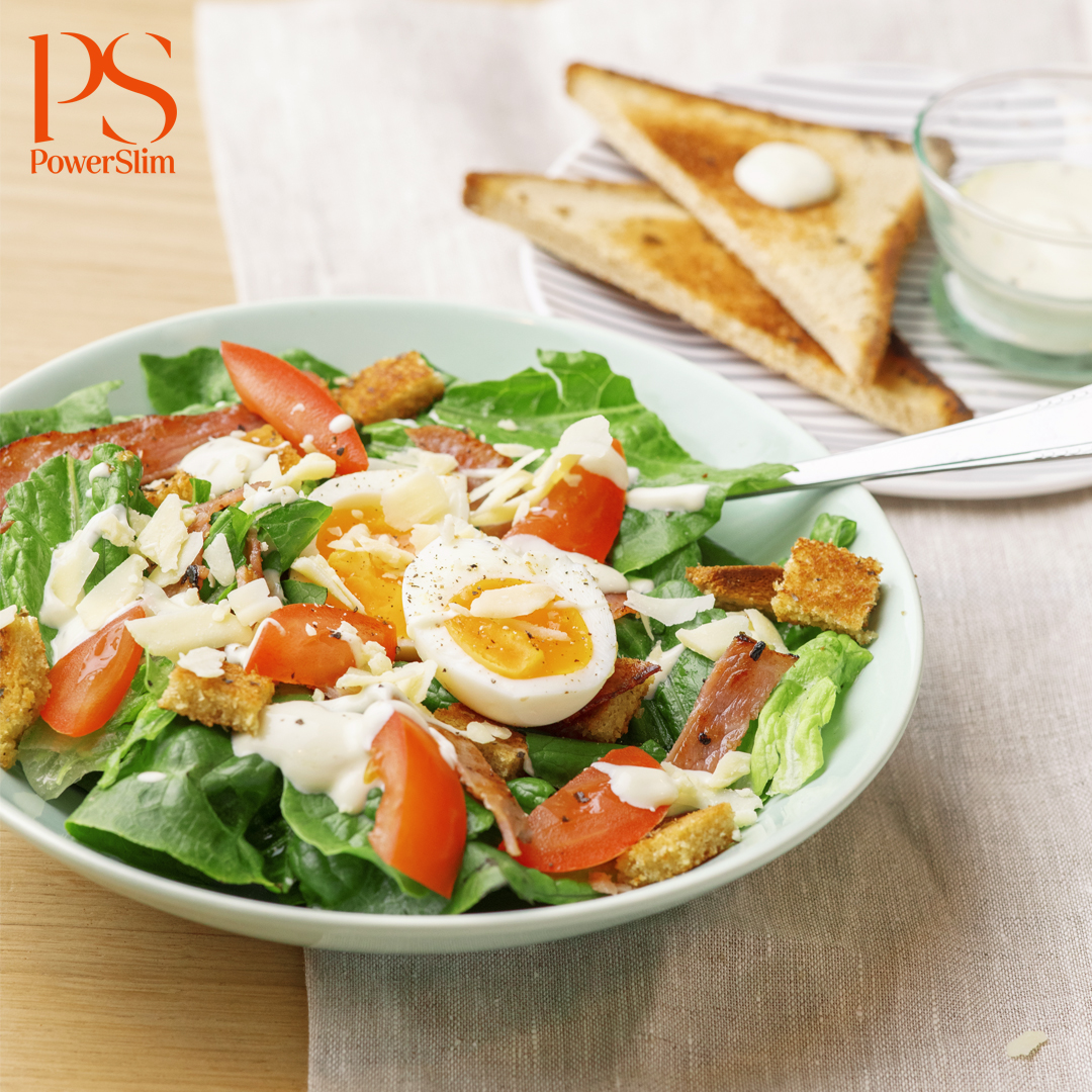 Caesar-Salat mit Ei, Schinken und selbst gemachten Croutons