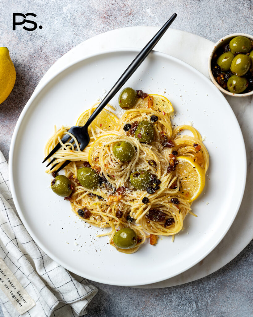 Spaghetti Cacio e Pepe mit Oliven und Zitrone