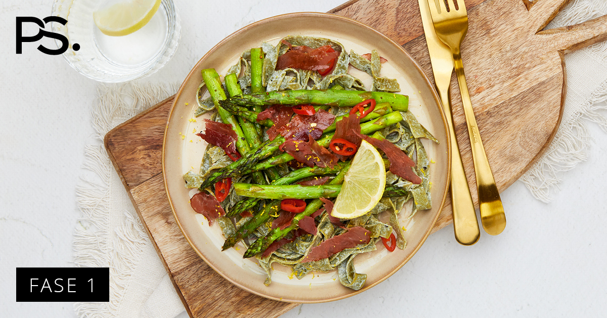 Spinat-Tagliatelle mit grünem Spargel, Rohschinken und Zitrone
