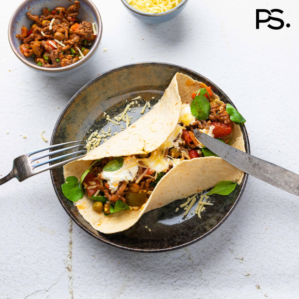 Wrap mit Hackfleisch, Paprika und saurer Sahne