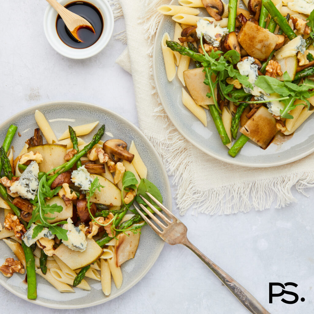 Nudelsalat mit Gorgonzola, Birne und Balsamico