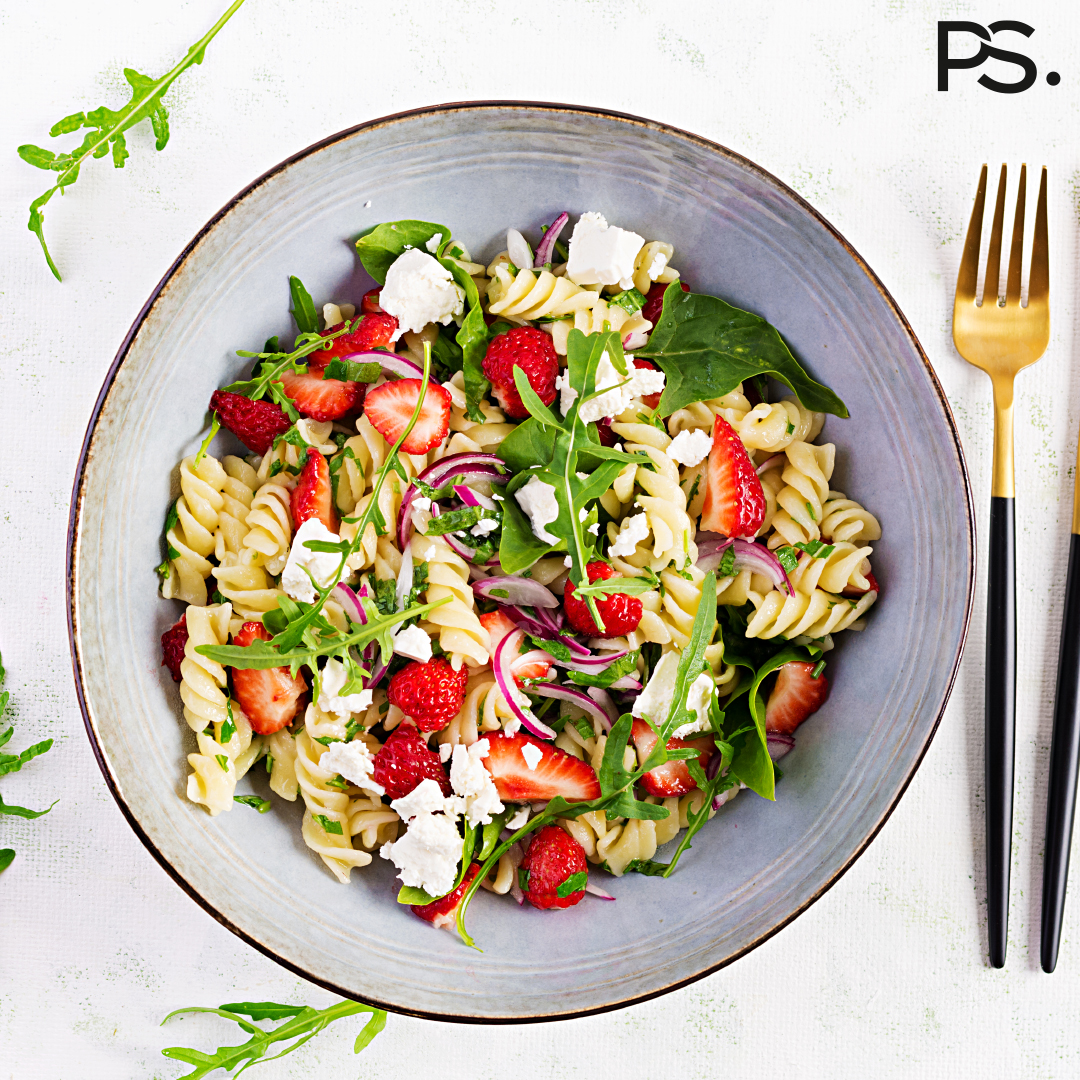 Nudelsalat mit Erdbeere und Feta