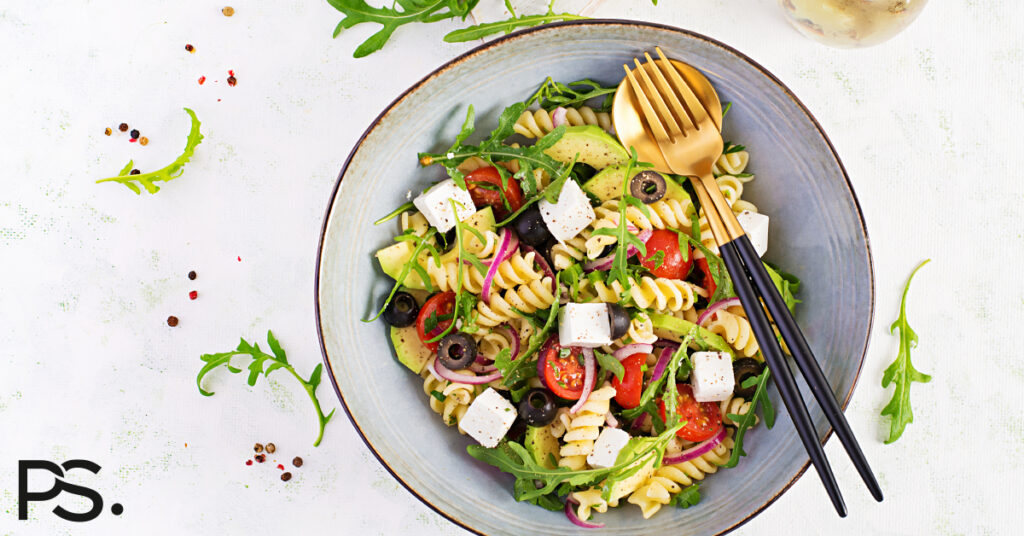 Nudelsalat mit Avocado, Feta und Oliven