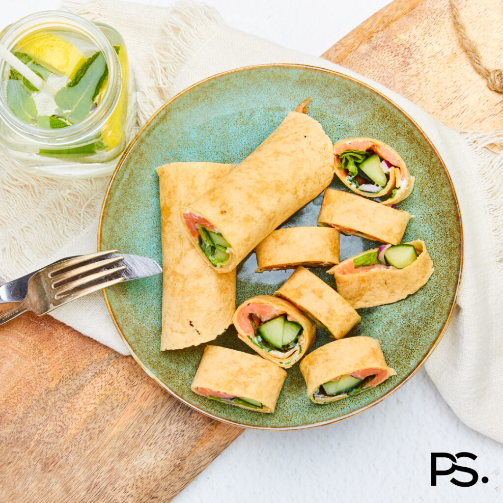 Wraps mit geräuchertem Lachs und Milchaufstrich