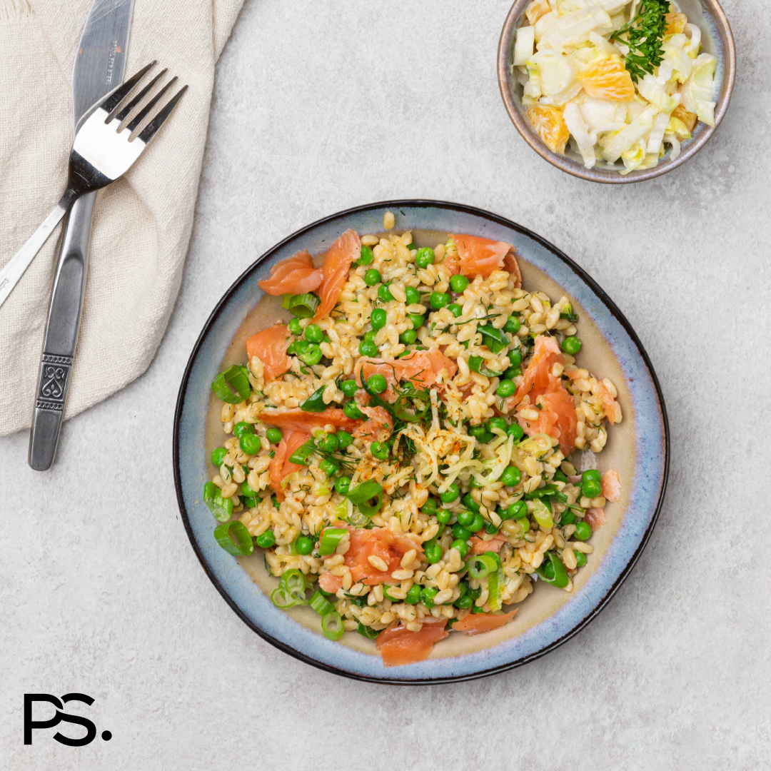 Risoni mit geräuchertem Lachs, Gartenerbsen und Dill