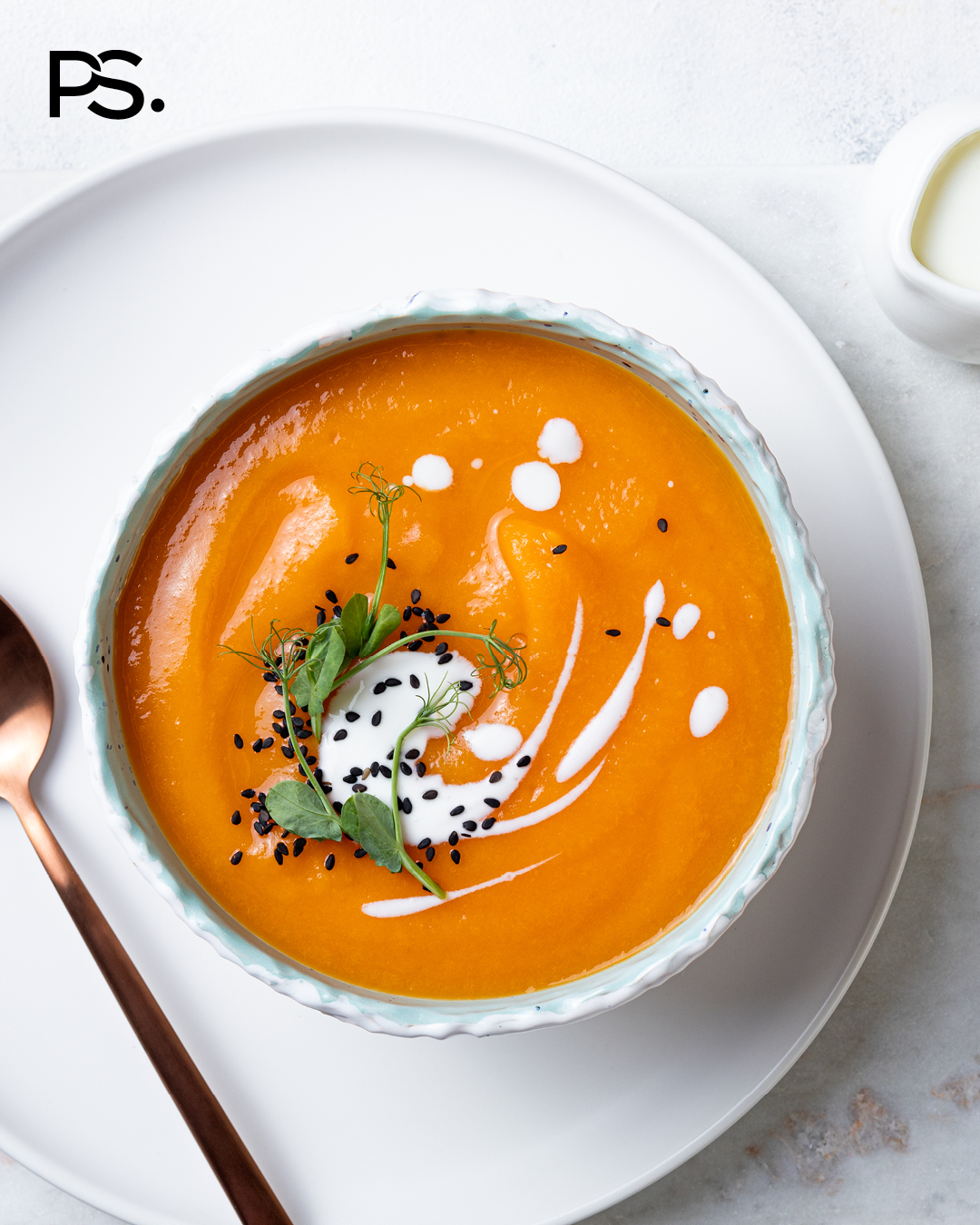 Möhrensuppe mit Sahne und Sesam