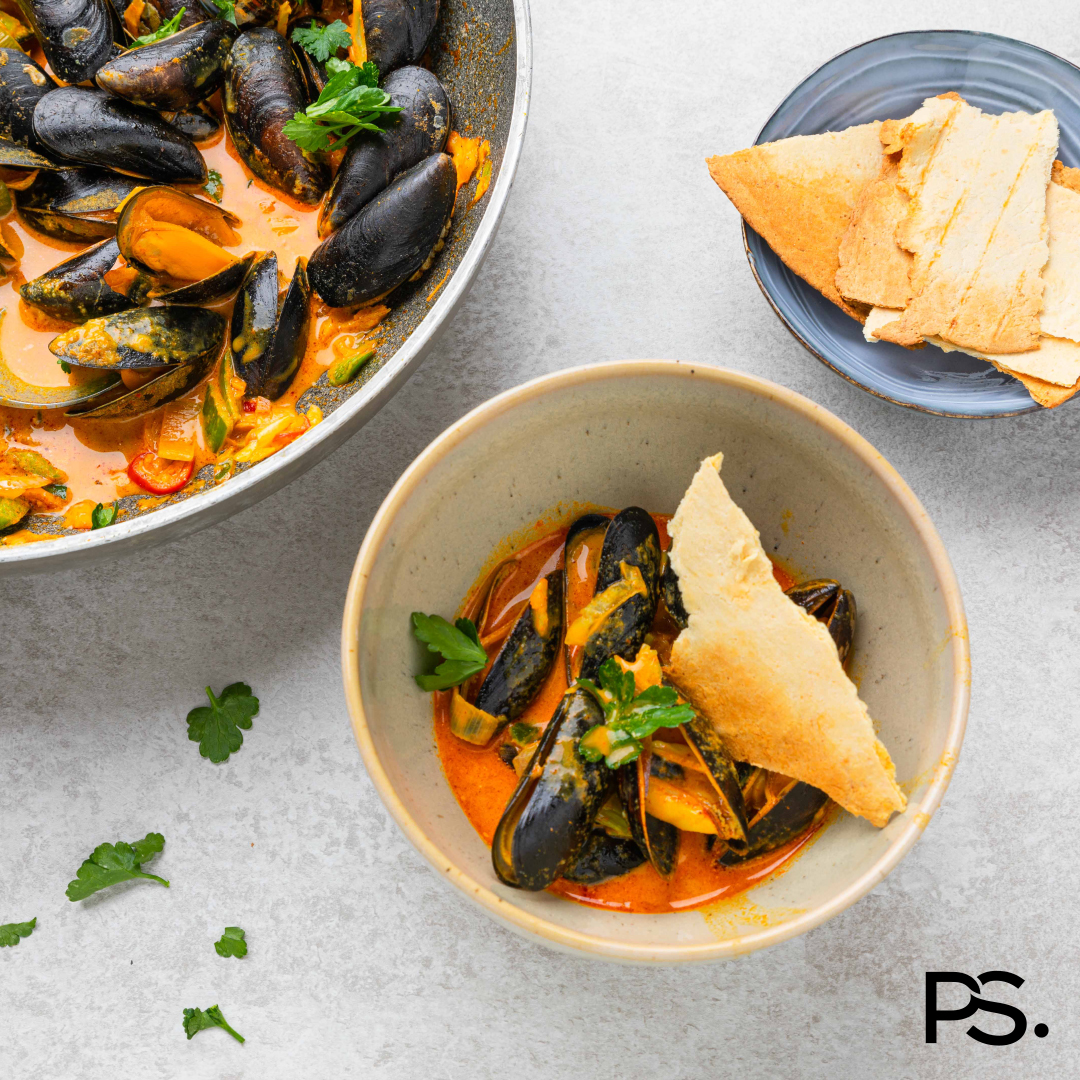 Thaiische Muscheln mit Kokosmilch, gelbem Curry und Tortilla