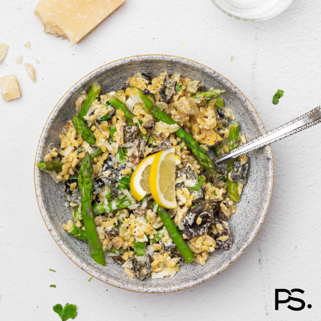Vegetarisches Risotto mit grünem Spargel
