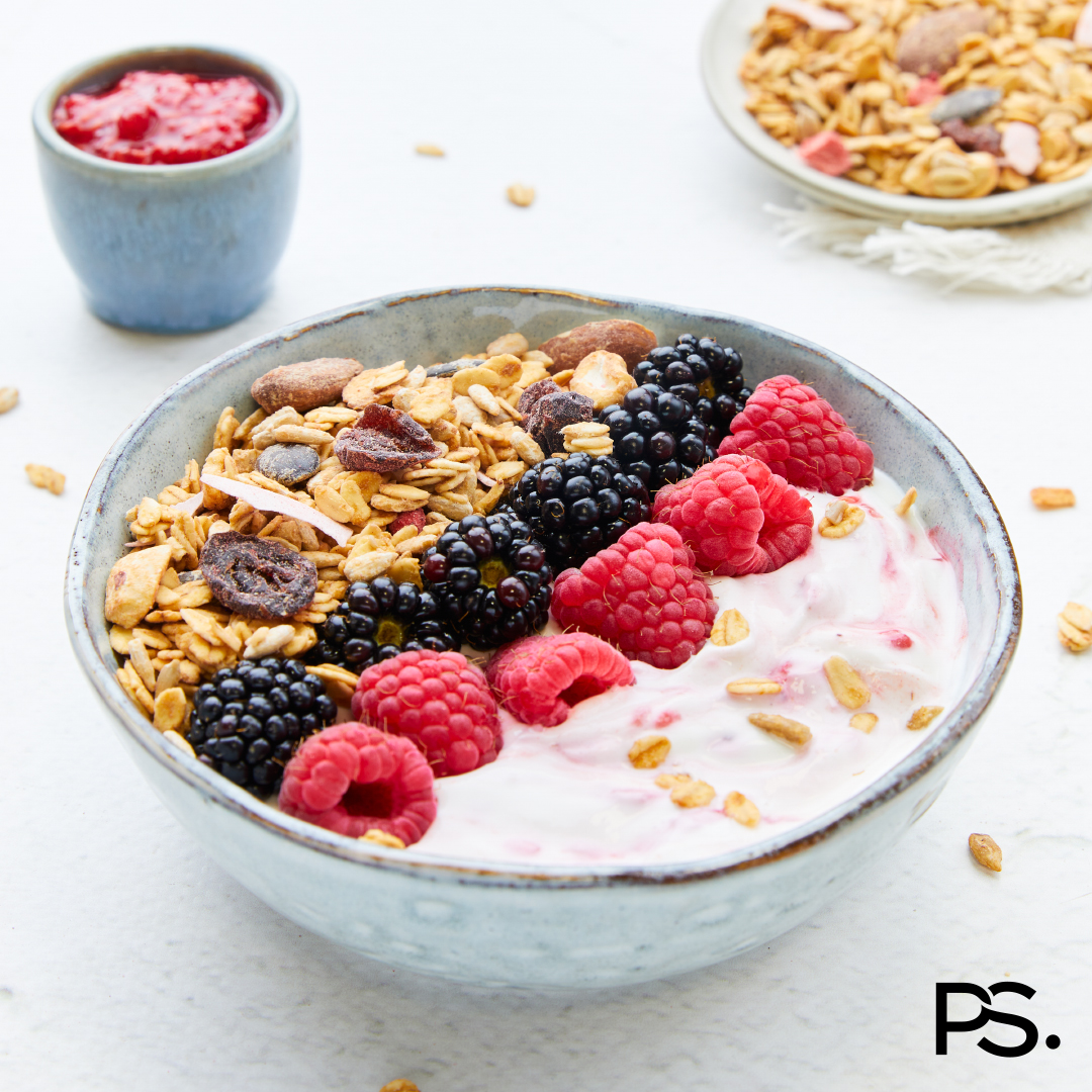 Himbeerjoghurt mit Granola und rotem Obst