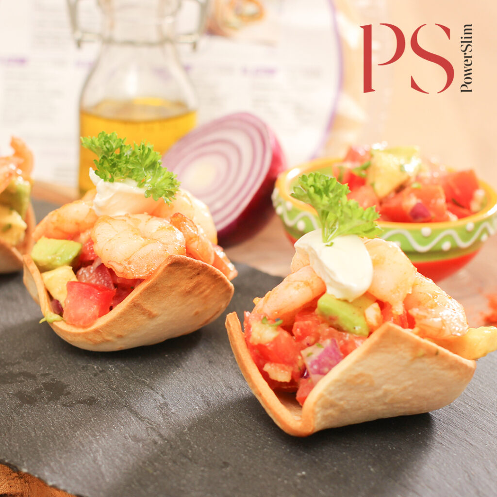 Wrap-Schiffchen mit Salsa und gebratenen Garnelen