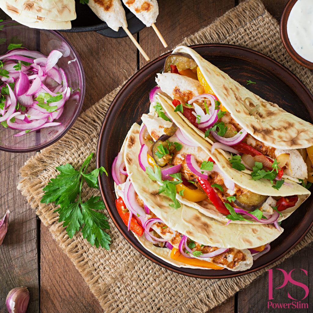 Wrap mit gebratenem Hähnchen, Paprika und Aubergine